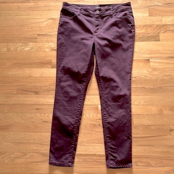 🌟HP🌟St. John’s Bay Mid Rise Secretly Slender Skinny Fit Jeans - Picture 2 of 9